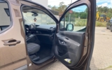 vehicle image #30